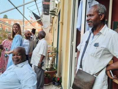 La nostra storia non � la tipica storia d�immigrazione - esordice Kasongo (a destra in piedi nella foto) -. All�epoca fummo infatti selezionati in qualit� di studenti pi� meritevoli del nostro paese, ricevendo una cospicua borsa di studio per permetterci di essere autonomi a Bari, citt� della quale ignoravamo l�esistenza�